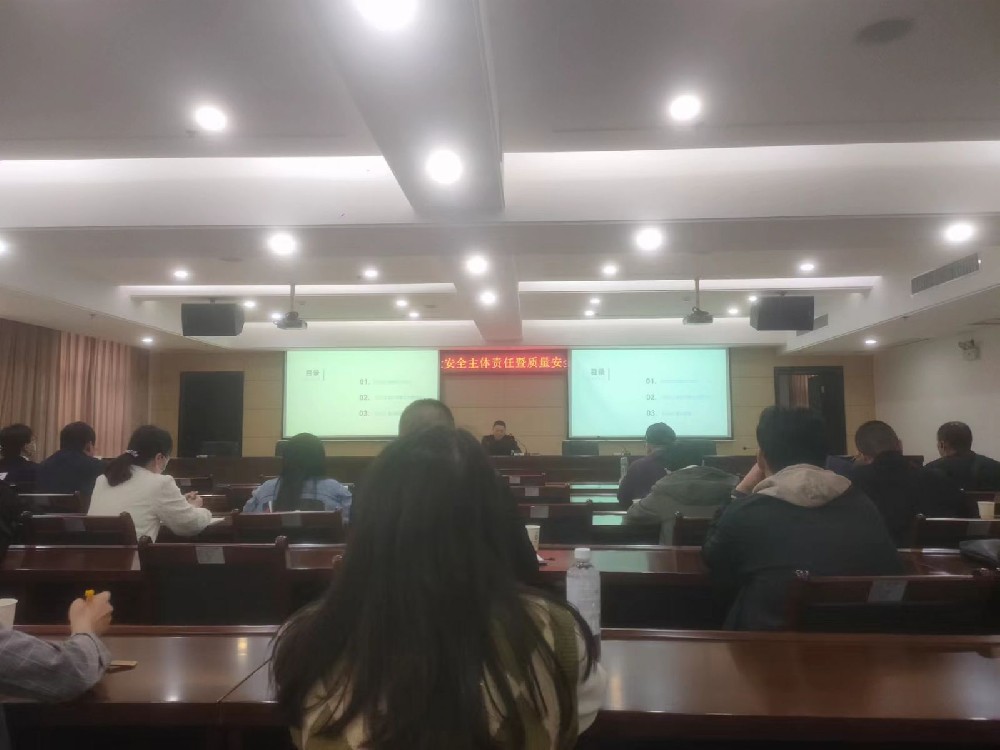 Li Hongbin, Director of the Medical Equipment Department of the Xiaogan Municipal Supervision Bureau, personally came to train medical device production management