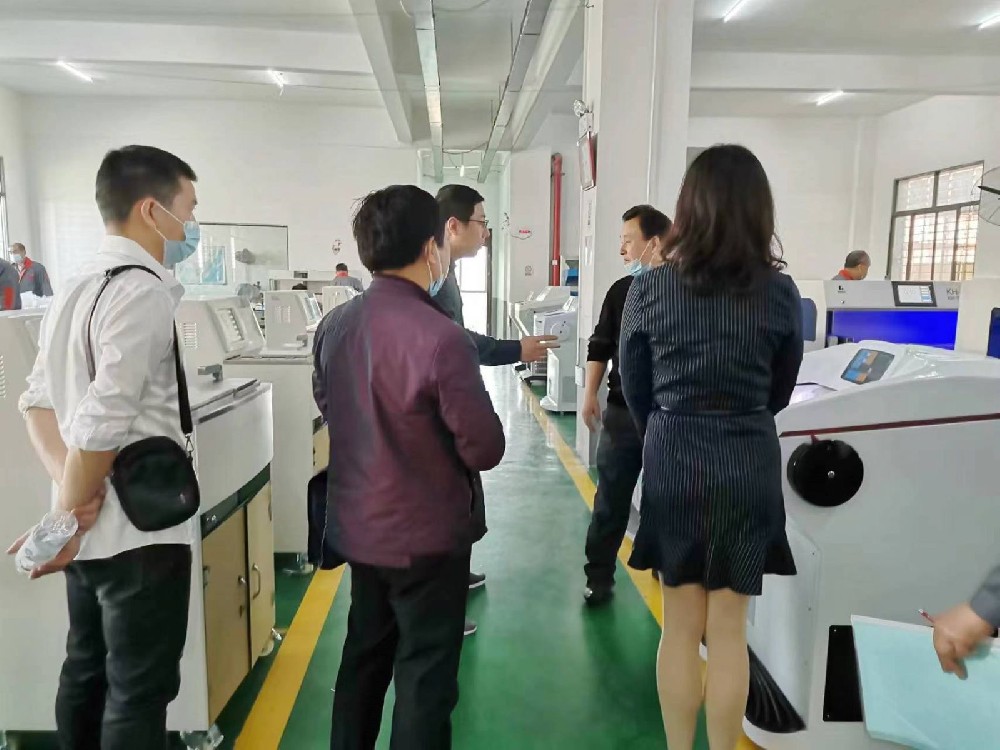 Multiple leaders inspect the innovative enterprise 